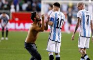 Un fan a pris d'assaut le stade pour obtenir l'autographe de Messi sur son dos nus