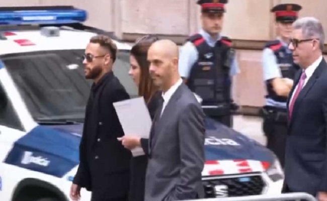 Neymar arrive en Espagne pour être jugé dans l'affaire de son transfert de Santos...