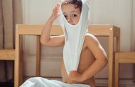 Pourquoi devriez-vous permettre à votre enfant de porter ses vêtements sans aide?