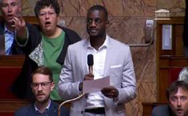 Un député français interdit temporairement d'entrer au Parlement pour des chants racistes