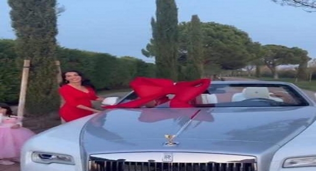 Georgina Rodriguez offre à Cristiano Ronaldo une voiture de luxe à l'occasion de Noël...