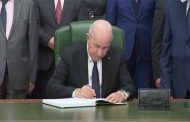 Présidence : Signature de la Loi de finances 2023 par Tebboune