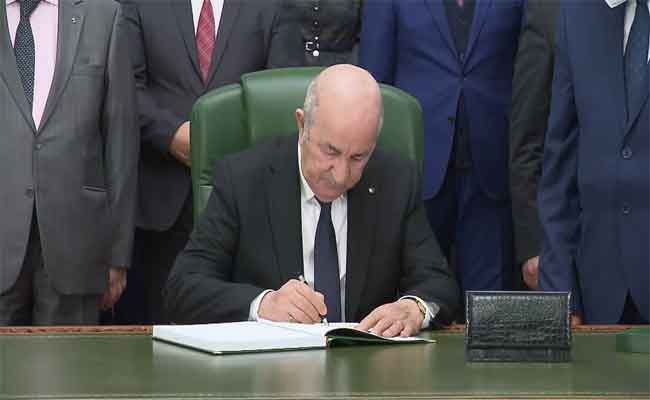 Présidence : Signature de la Loi de finances 2023 par Tebboune