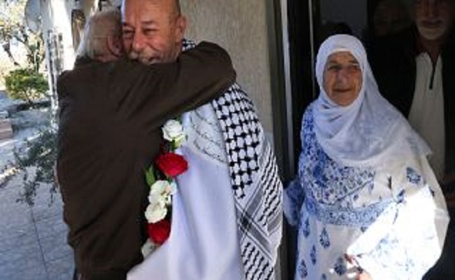 Le plus ancien prisonnier palestinien Maher Younis a été libéré de la prison du régime israélien