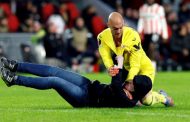 Le gardien de Séville défend son but et son intégrité physique sur la pelouse du PSV