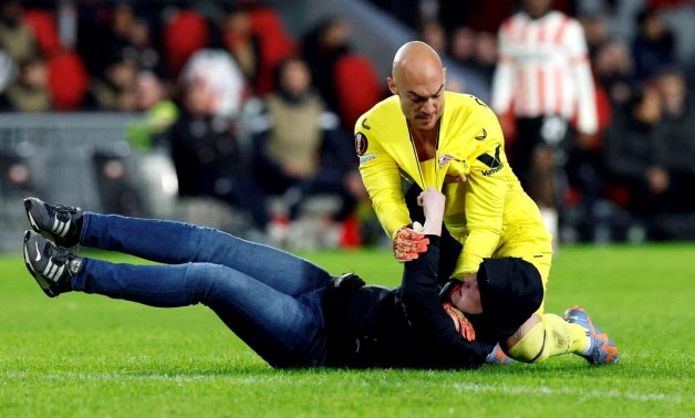 Le gardien de Séville défend son but et son intégrité physique sur la pelouse du PSV