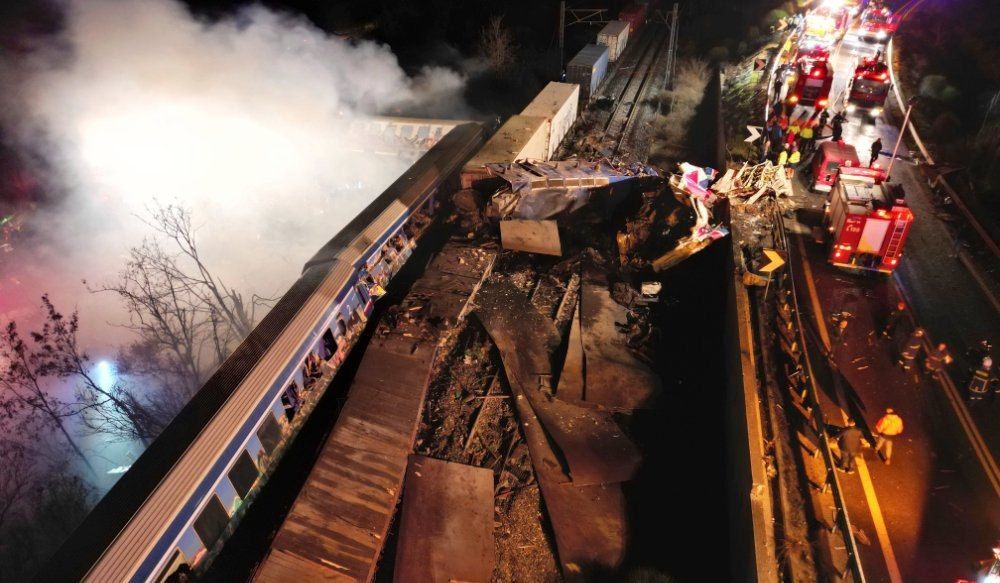 l'accident de train en Grèce: 57 personnes confirmées mortes alors que la colère du public grandit