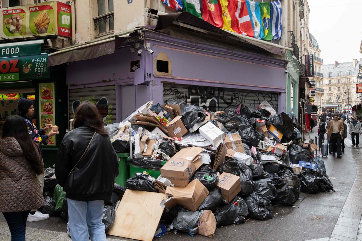 Grève des éboueurs: Paris se bouche le nez alors que les déchets s'accumulent