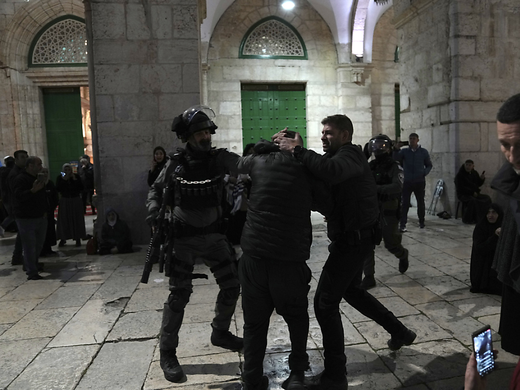 Palestine : 200 blessés et plus de 400 arrêtés à la mosquée Al-Aqsa