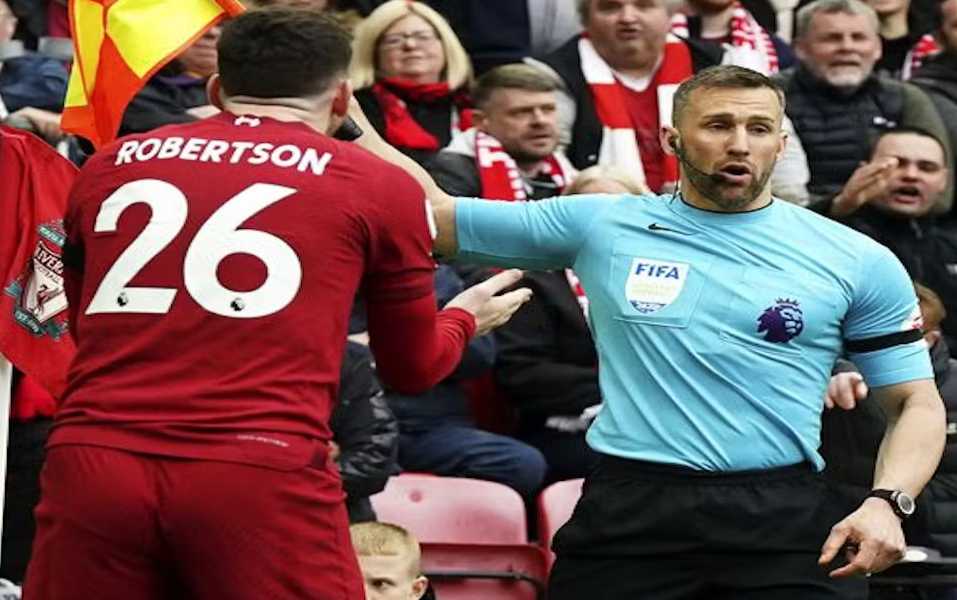 L'arbitre qui a donné un coup de coude à un joueur de Liverpool a été suspendu