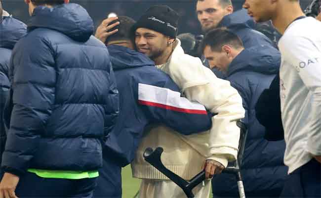 Neymar de retour à Paris pour poursuivre son processus de rééducation suite à une blessure à la cheville