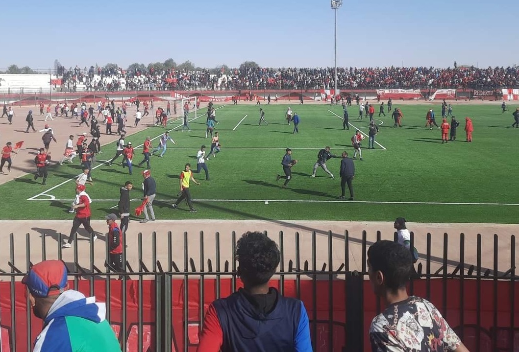 ES Mostaganem et les arbitres frôlent la mort lors d'un match de football à Mécheria