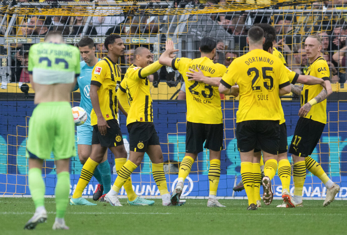 Dortmund écrase Wolfsburg 6-0 pour rester à un point du Bayern