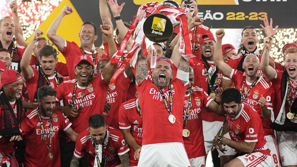 Nicholas Otamendi, a subi une blessure inattendue en pleine célébration du champion Benfica