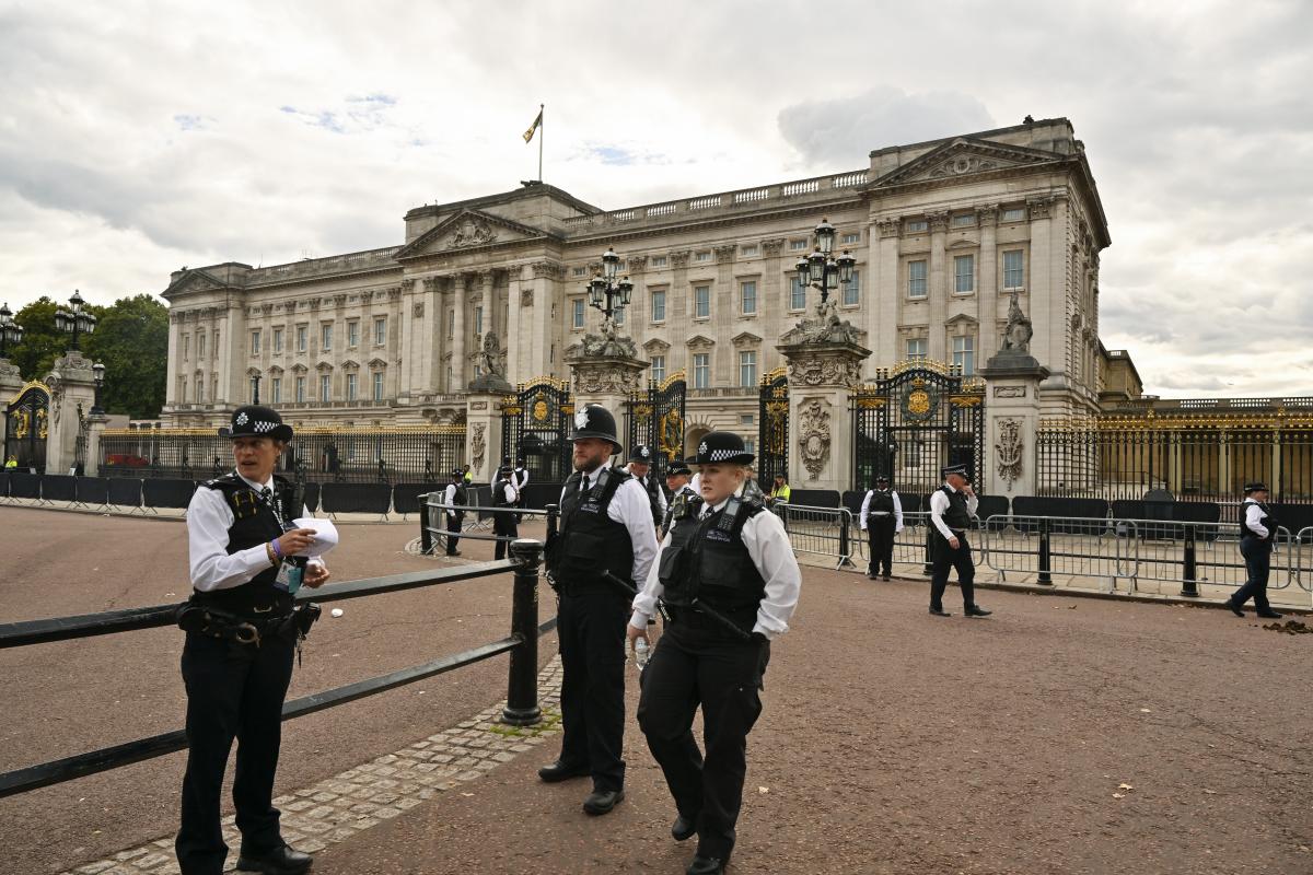 L’arrestation dun homme à l'extérieur du palais de Buckingham pour avoir lancé des cartouches de fusil de chasse quelques jours avant le couronnement du roi Charles III