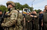 Le président ukrainien Volodymyr Zelensky s'est rendu dans la région sud inondée de Kherson.