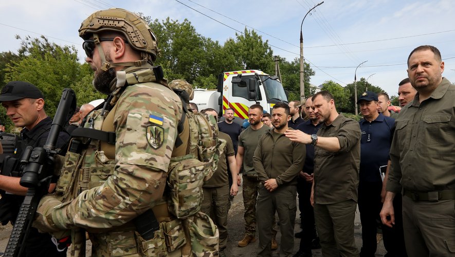 Le président ukrainien Volodymyr Zelensky s'est rendu dans la région sud inondée de Kherson.