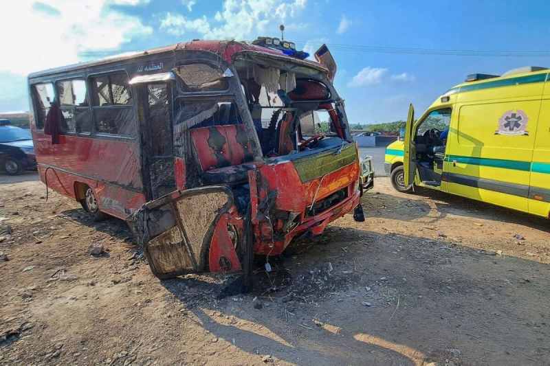 Égypte : Enquête en cours suite à un accident entre un minibus et un camion au sud du Caire