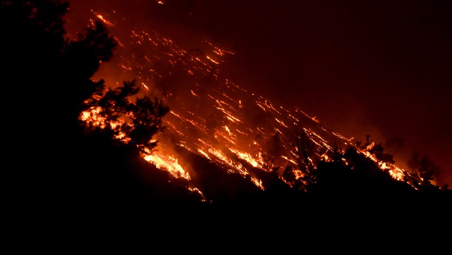 La Grèce Corfou, dernière île grecque à évacuer suite à des incendies de forêt