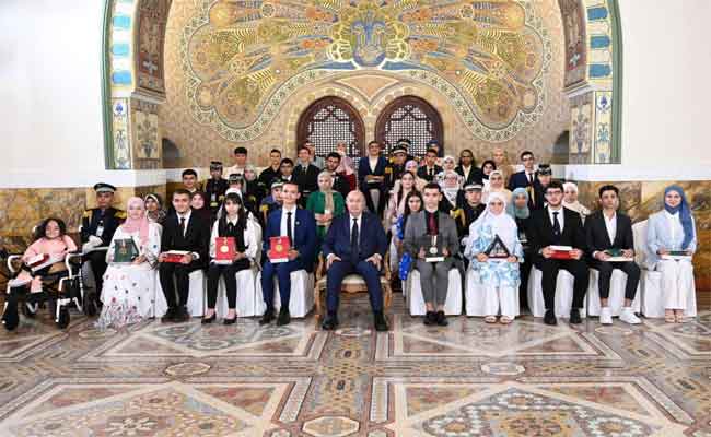 Tebboune honore les meilleurs lauréats du BAC et du BEM 2023 au palais du peuple à Alger