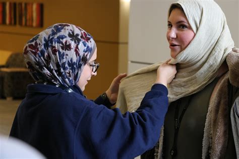 La France annonce l'interdiction de l'abaya, la tenue féminine islamique, dans les écoles