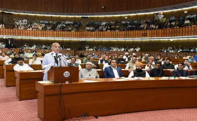 Pakistan : les élections législatives seront reportées à l'année prochaine.