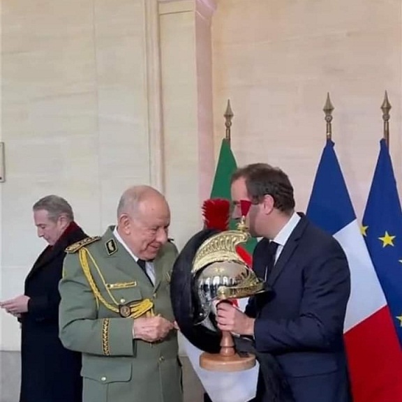 L'ancien président français réprimande les généraux