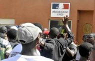 Tensions après le coup d'État au Niger : La France prévoit l'évacuation de ses citoyens suite à l'attaque de l'ambassade