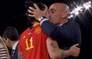 Le chef du football espagnol s'excuse d'avoir embrassé la gagnante de la Coupe du monde Jenni Hermoso