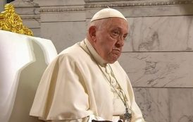 Le pape François appelle à l'accueil des migrants lors de sa visite en France