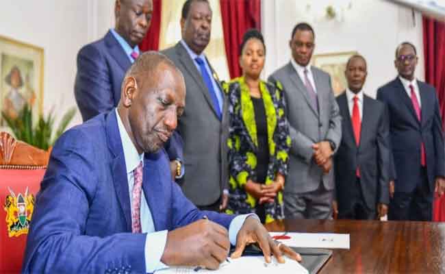 Le président kényan William Ruto approuve une législation de réforme de la santé, suscitant la controverse