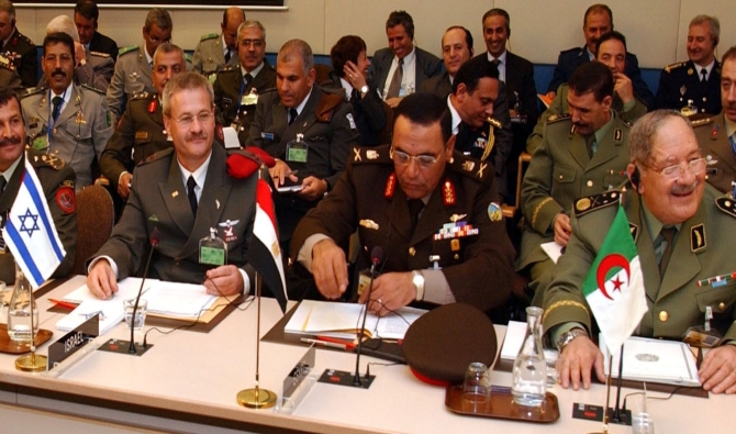 Les généraux concluent des accords d'armement et de gaz avec Israël et accusent les pays voisins de trahison