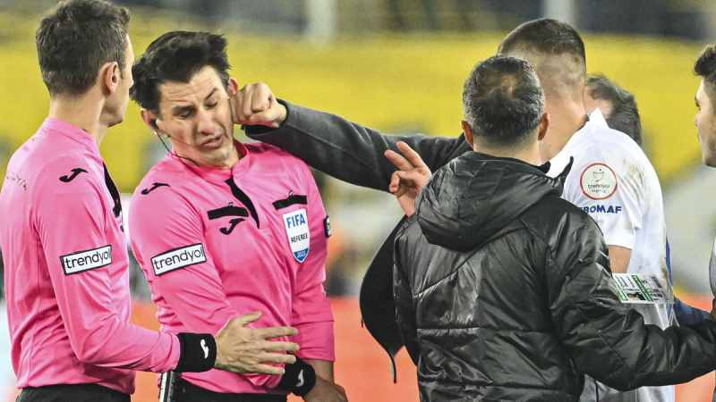 La Fédération turque de football soutient l'arbitre agressé : Pas de démission en vue malgré l'incident