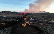 L'éruption dévastatrice : La lave du volcan islandais engloutit la ville, mettant le feu aux habitations