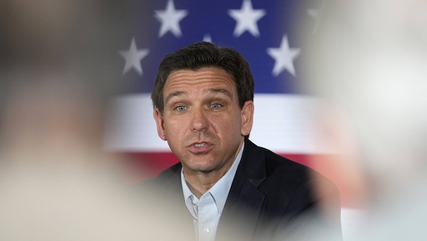 Le gouverneur de Floride, Ron DeSantis, se retire de la course à l'investiture présidentielle du Parti républicain et cède la place à Trump