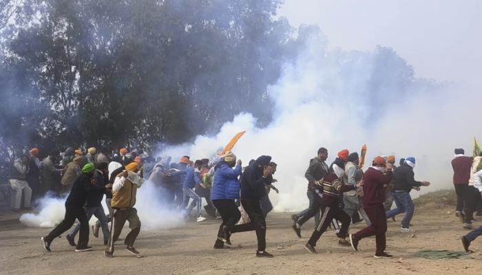 Confrontation à Delhi : La police indienne utilise des gaz lacrymogènes face à la manifestation des agriculteurs