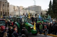 Les agriculteurs grecs conduisent leurs tracteurs devant le parlement en demandant une aide financière