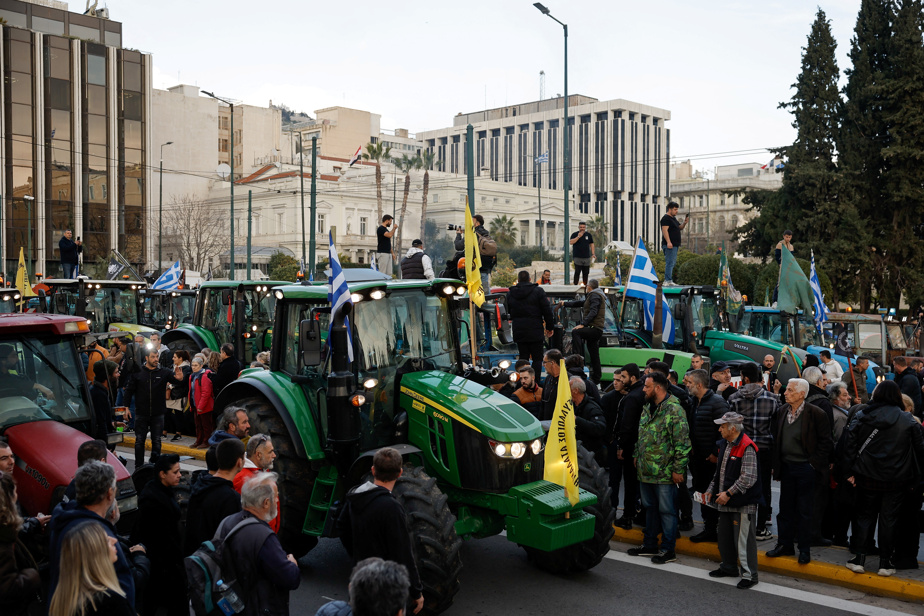Les agriculteurs grecs conduisent leurs tracteurs devant le parlement en demandant une aide financière