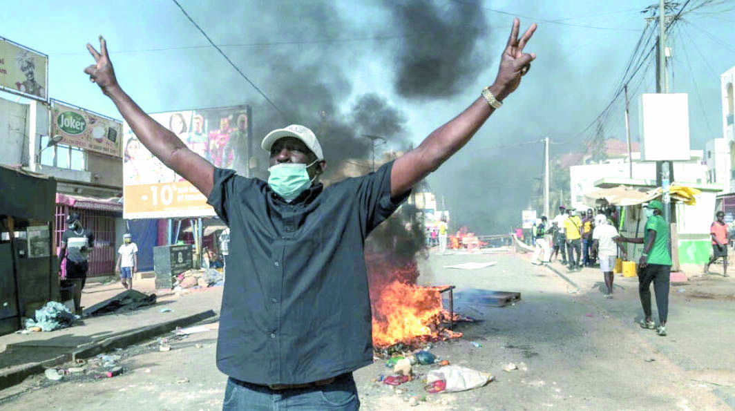 Des affrontements ont éclaté au Sénégal entre la police et les manifestants après le report des élections