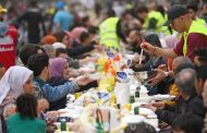 Alger : Plusieurs milliers de personnes partagent un iftar collectif sur la place Maurice Audin