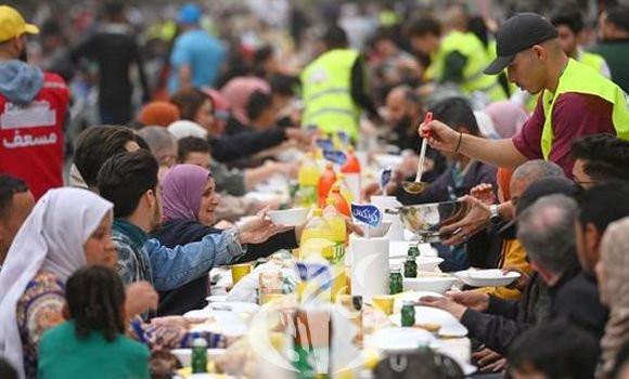 Alger : Plusieurs milliers de personnes partagent un iftar collectif sur la place Maurice Audin