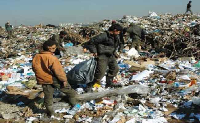 Les enfants des écoles en Algérie se nourrissent des décharges et des ordures, tandis que les généraux envoient des aides alimentaires à tous les mouvements séparatistes dans le monde