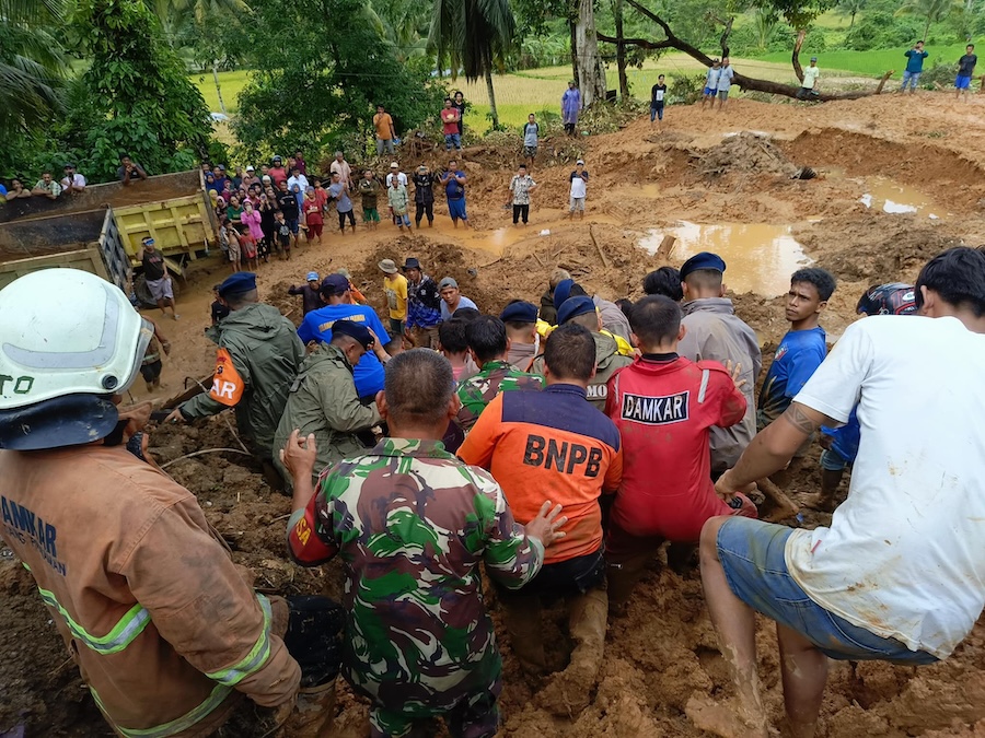 Indonésie : Au moins 19 morts et 7 disparus dans des inondations et un glissement de terrain