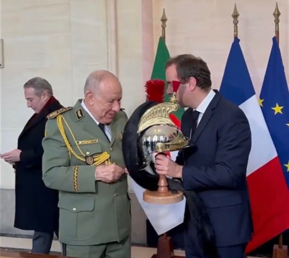 Pourquoi la France protège le régime des généraux et empêche sa chute?