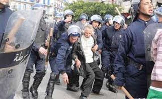 La détérioration des conditions en Algérie équivaut au déclin des droits humains et à la désillusion des citoyens, pris entre le marteau et l'enclume