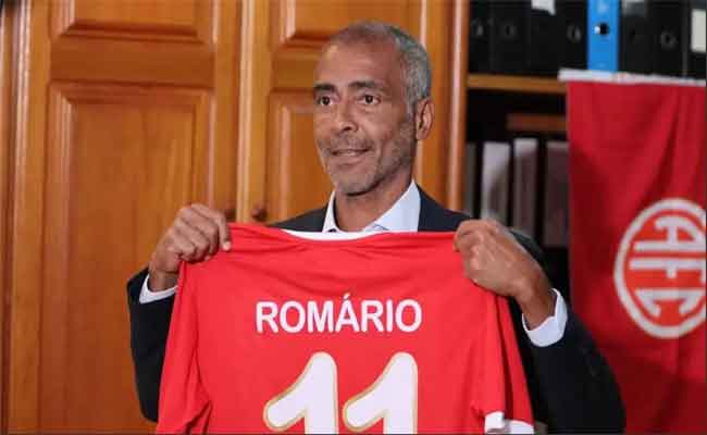 La légende brésilienne Romario revient sur le terrain à 58 ans.