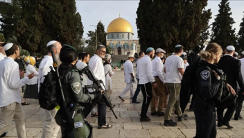 Des centaines de colons israéliens envahissent la mosquée Al-Aqsa sous protection policière