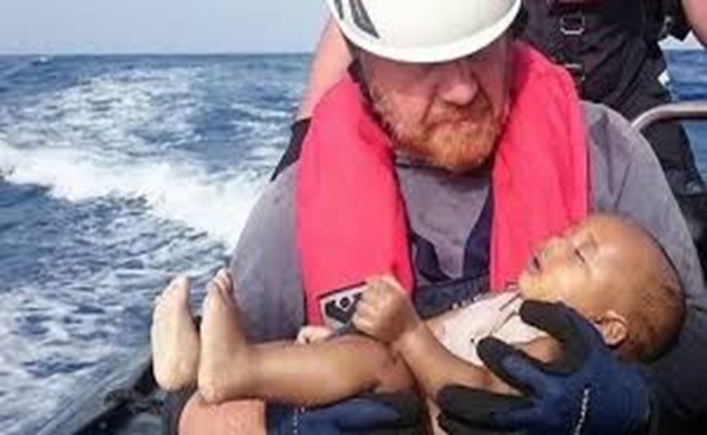 La Nouvelle Algérie : Une citoyenne accouche d'un bébé d'origine paternelle inconnue sur un des radeaux de la mort au large des côtes espagnoles