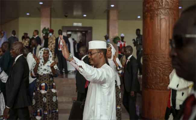 Mahamat Déby prête serment en tant que président du Tchad et nomme Allamaye Halina Premier ministre
