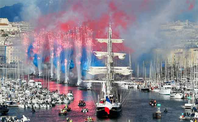 La flamme olympique fait son entrée à Marseille après un voyage remarquable